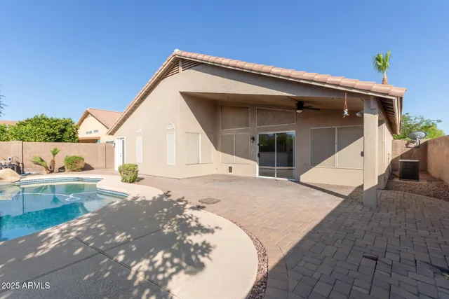 a view of a backyard