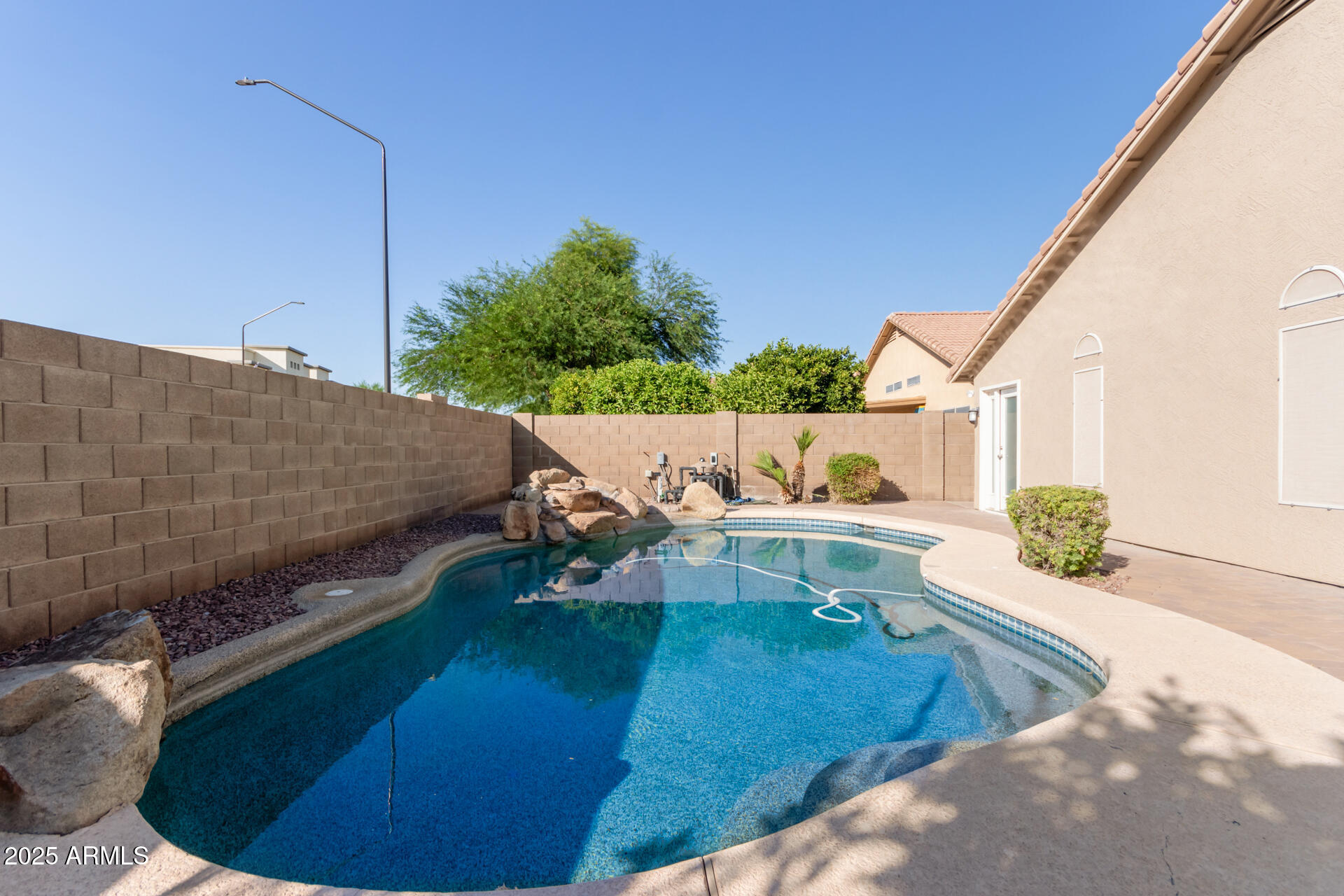 208 East Devon Drive Gilbert, AZ 85296 - Photo 34 of 37 a view of a terrace with a table and chairs