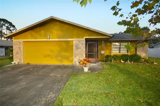 a view of backyard of the house