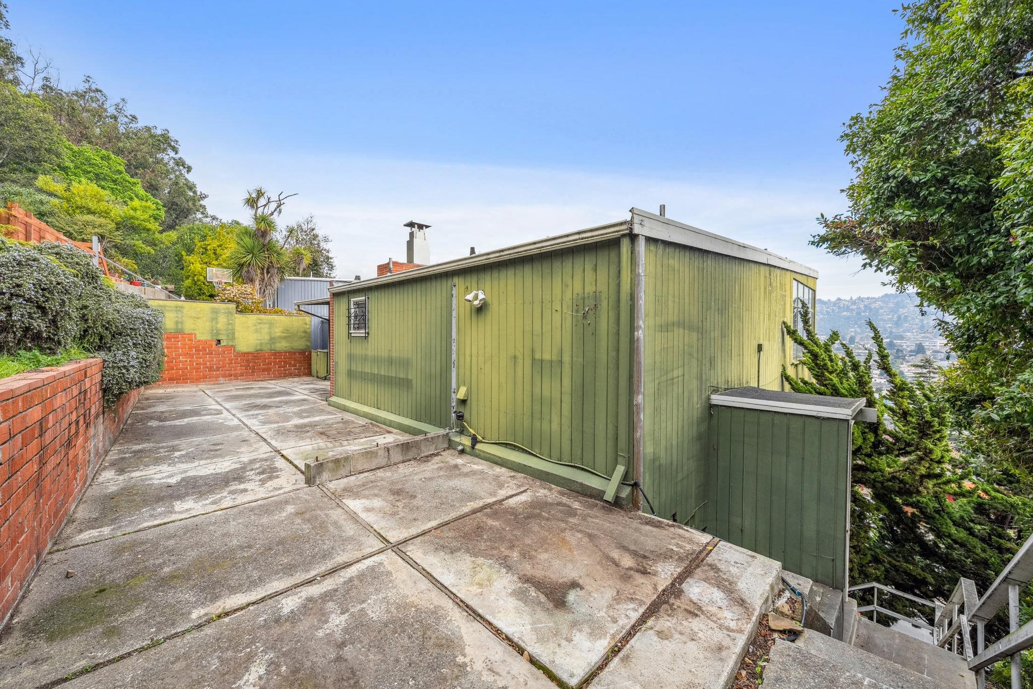 953 Hillside Avenue Albany, CA 94706 - Photo 31 of 48 a backyard of a house