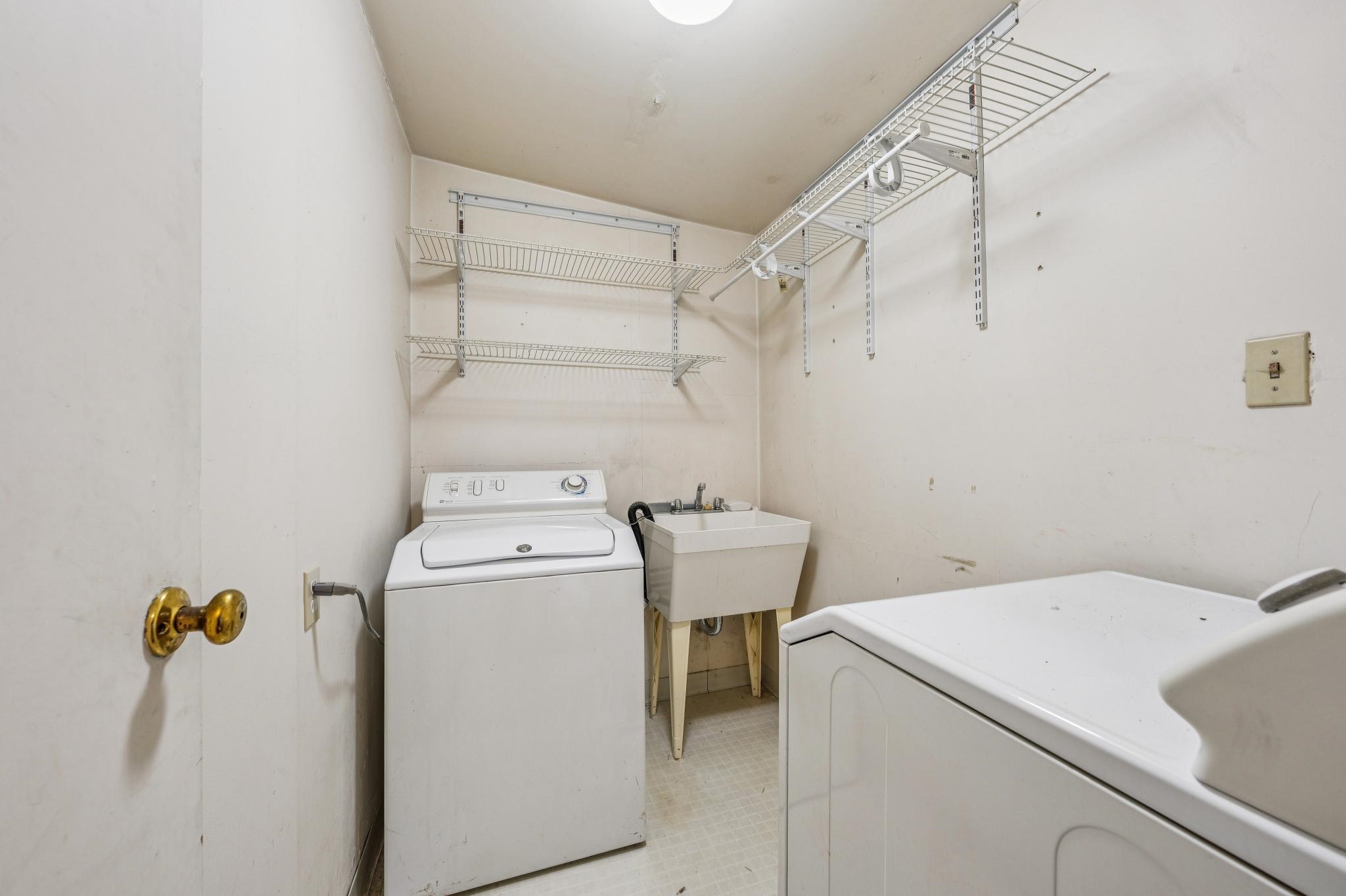 953 Hillside Avenue Albany, CA 94706 - Photo 34 of 48 a utility room with dryer and washer
