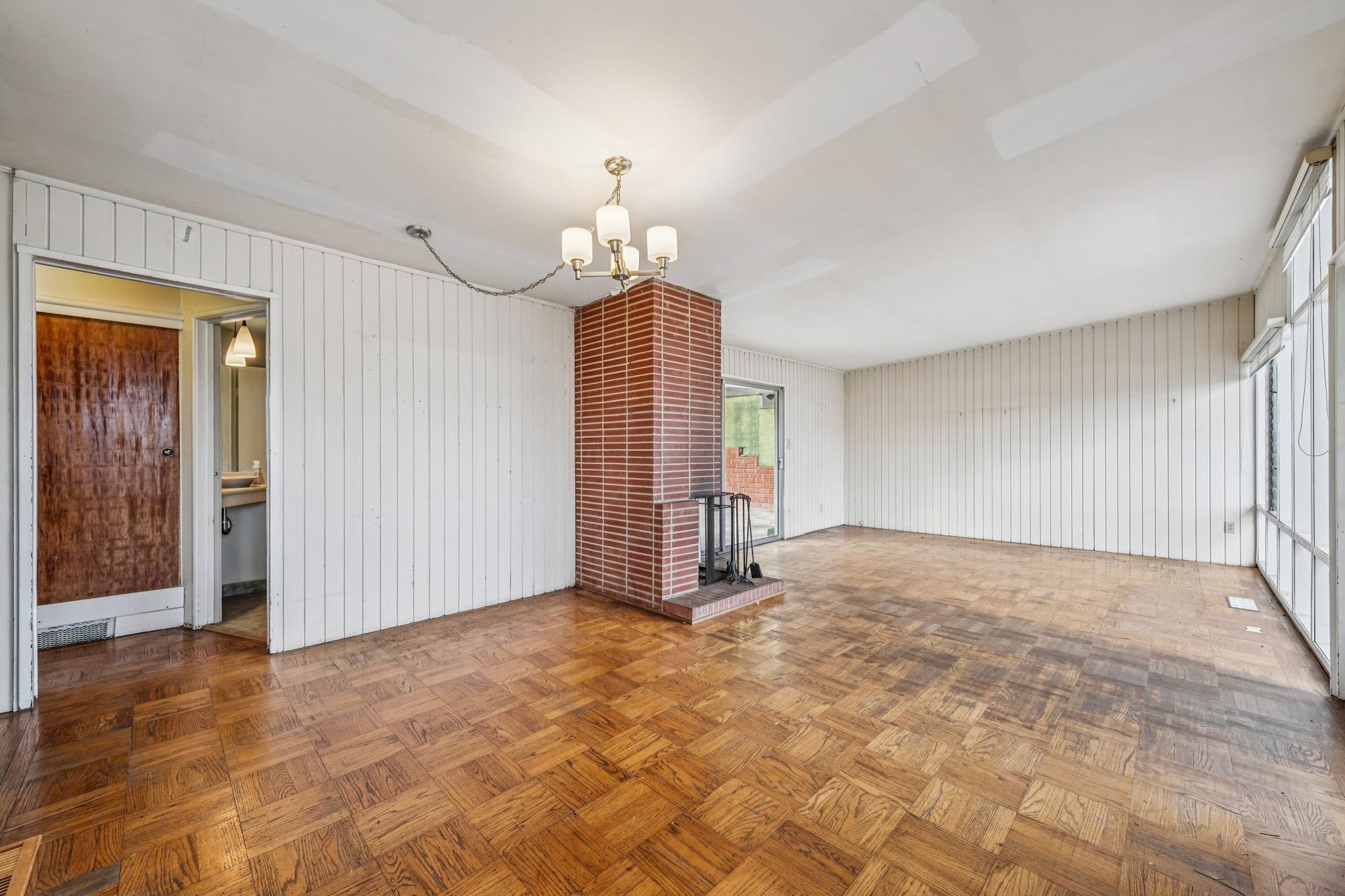 953 Hillside Avenue Albany, CA 94706 - Photo 6 of 48 an empty room with windows and closet