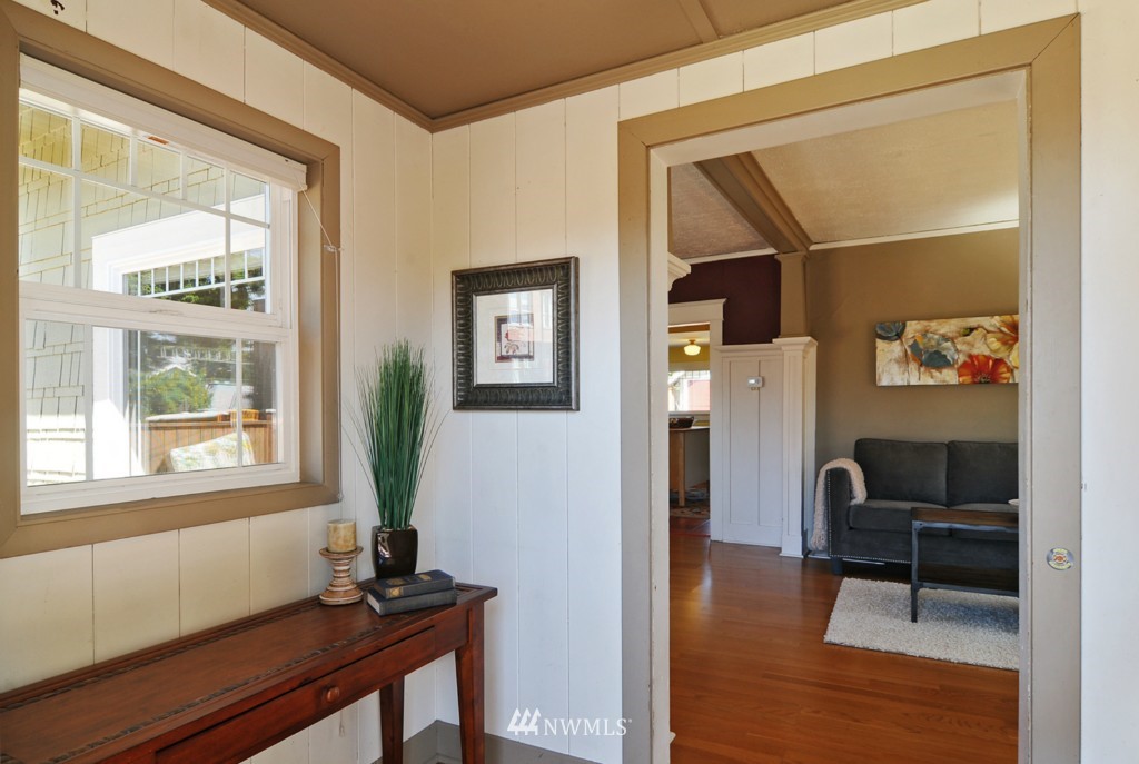 812 Northeast 86th Street Seattle, WA 98115 - Photo 2 of 17