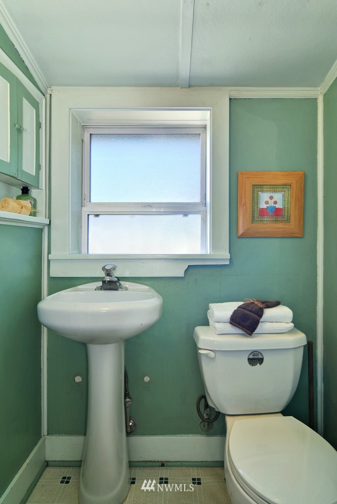812 Northeast 86th Street Seattle, WA 98115 - Photo 13 of 17