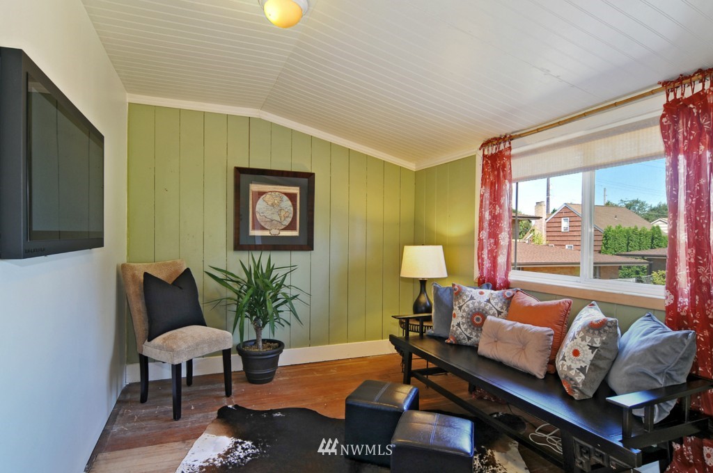 812 Northeast 86th Street Seattle, WA 98115 - Photo 14 of 17