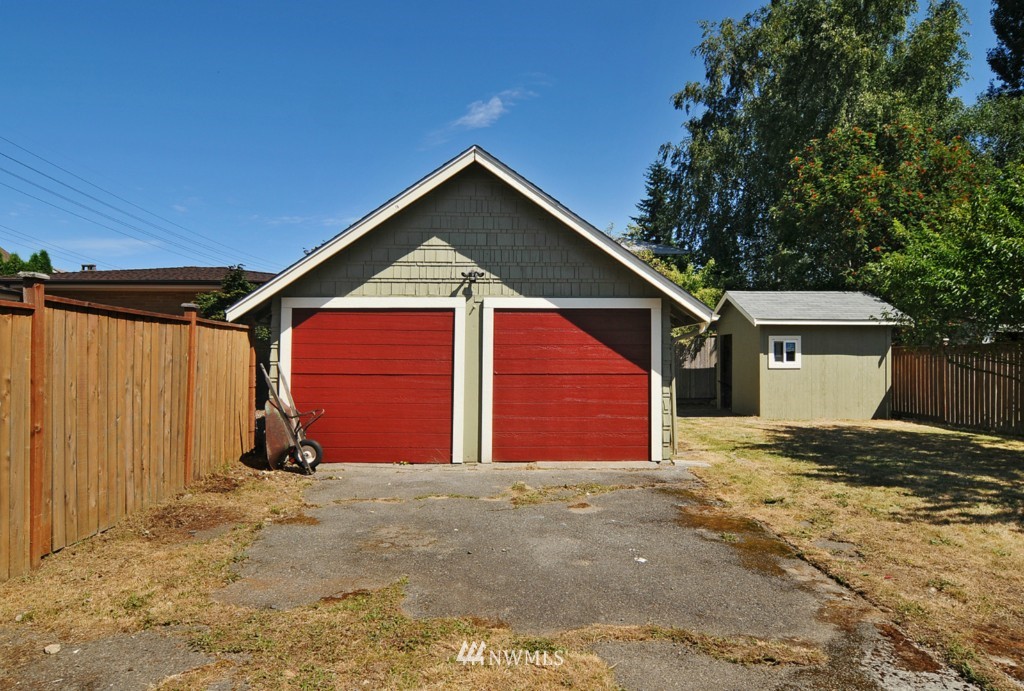812 Northeast 86th Street Seattle, WA 98115 - Photo 16 of 17