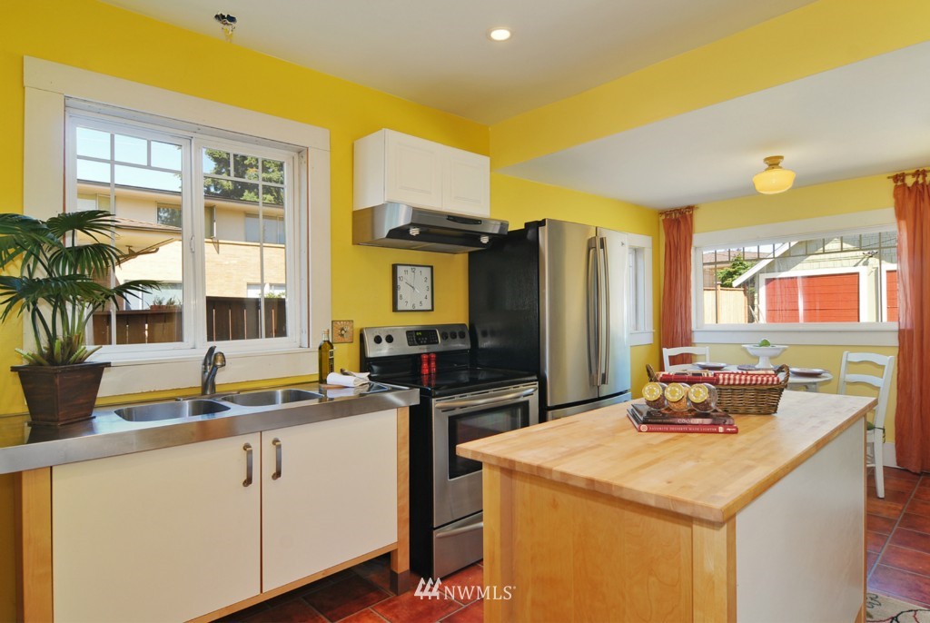 812 Northeast 86th Street Seattle, WA 98115 - Photo 8 of 17