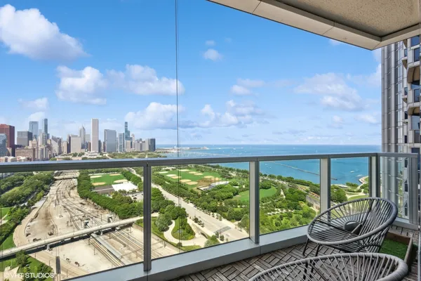 $1,090,000 | 1201 South Prairie Avenue, Unit 3303, Chicago, IL 60605