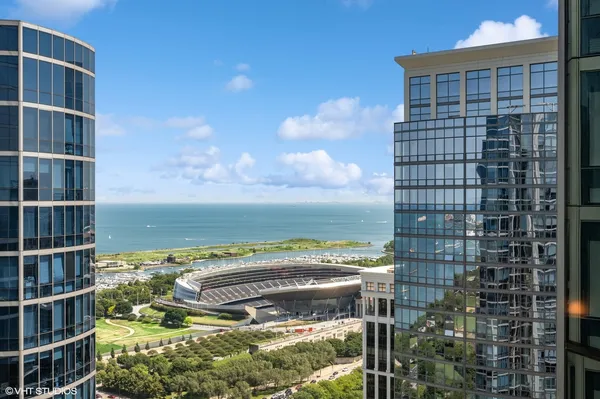 $1,090,000 | 1201 South Prairie Avenue, Unit 3303, Chicago, IL 60605
