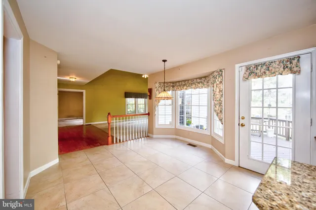 a view of livingroom with furniture