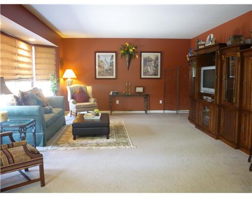 7000 Pin Oak Court McKees Rocks, PA 15136 - Photo 4 of 6 Family Room.