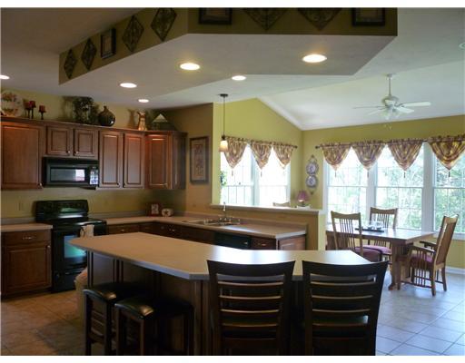 7000 Pin Oak Court McKees Rocks, PA 15136 - Photo 5 of 6 Kitchen.
