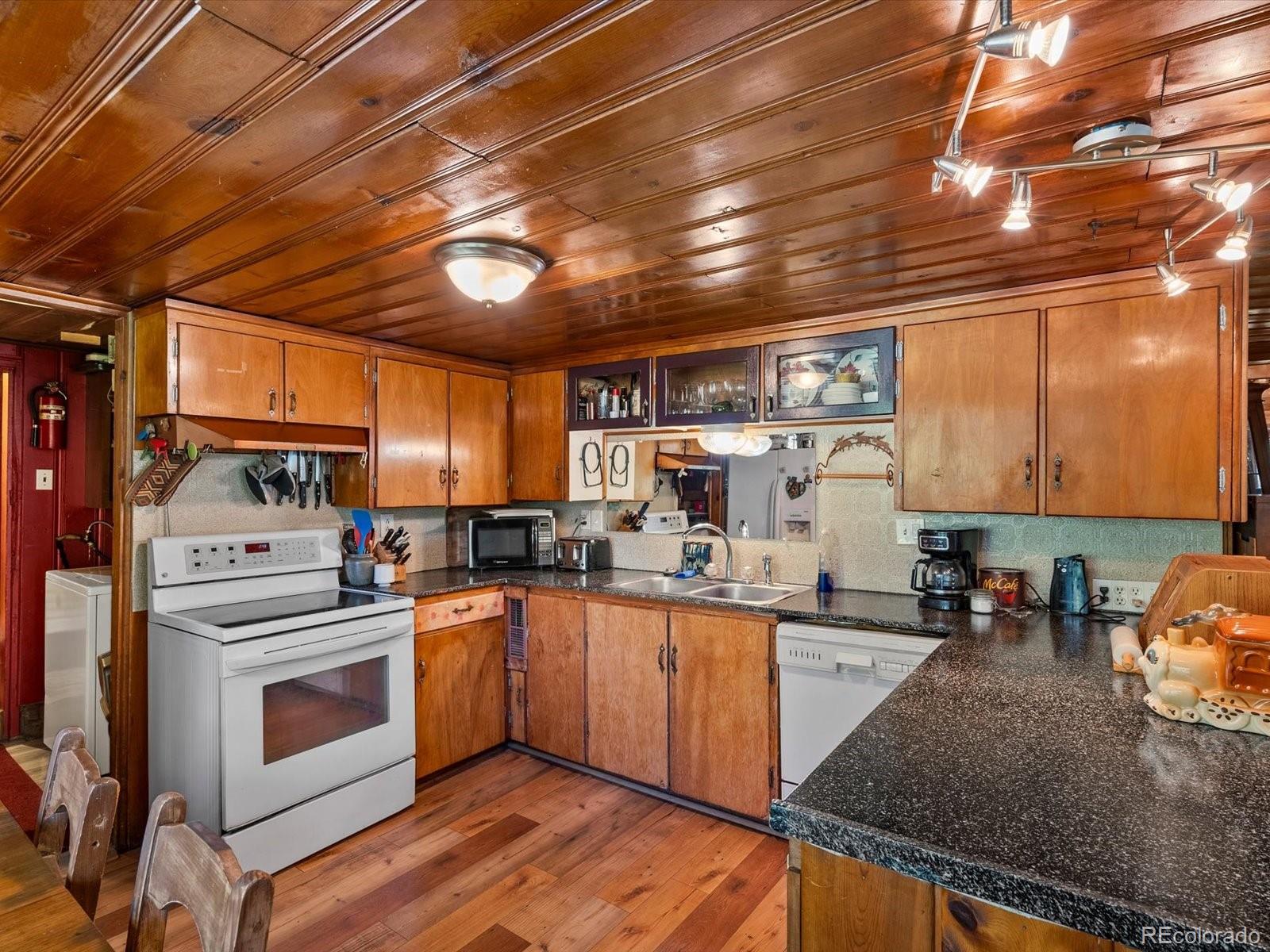 10230 Deer Creek Road Littleton, CO 80127 - Photo 16 of 39