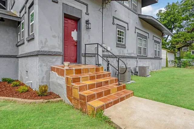 a front view of house with yard