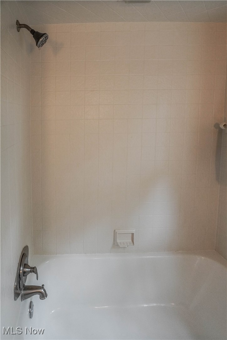 1822 Monument Road Northwest Canton, OH 44709 - Photo 23 of 36 Tub/Shower Combo