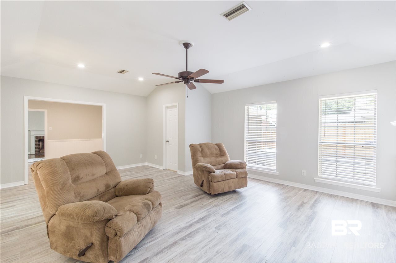 258 Jackson Boulevard Mobile, AL 36609 - Photo 8 of 31 Living Room