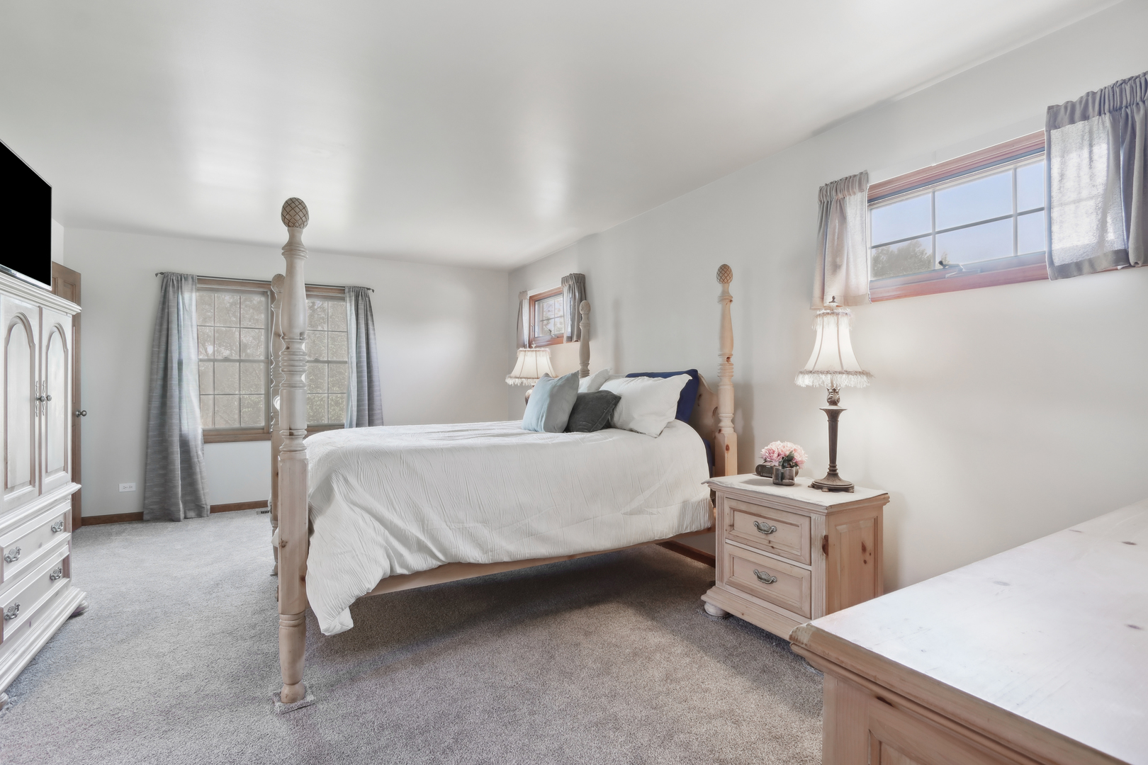 2835 Randall Ridge Court Elgin, IL 60124 - Photo 19 of 39 a bedroom with a bed and a table
