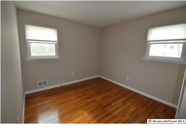955 Hyson Road Jackson, NJ 08527 - Photo 8 of 15 a room with a window