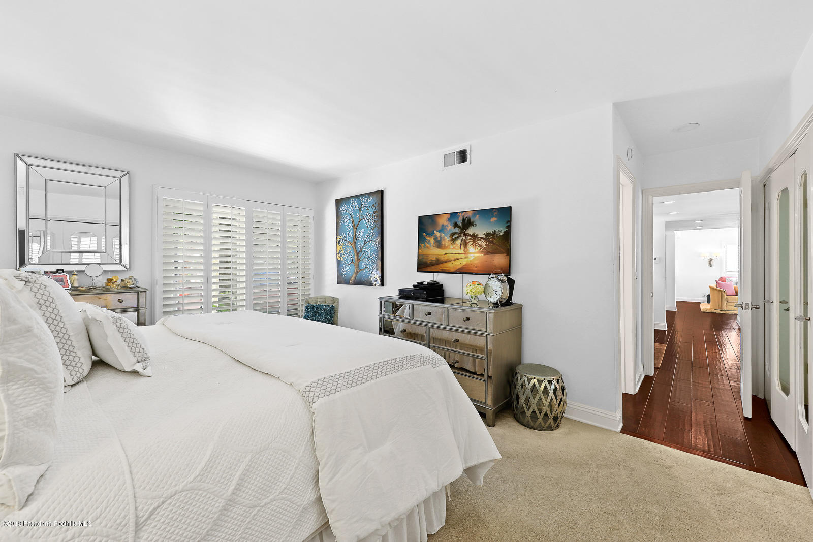 1412 Hillside Drive Glendale, CA 91208 - Photo 19 of 33 a bedroom with a bed a large mirror and furniture