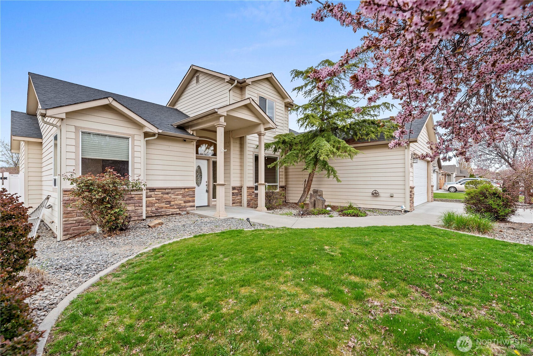 1330 Boulder Loop East Wenatchee, WA 98802 - Photo 2 of 39