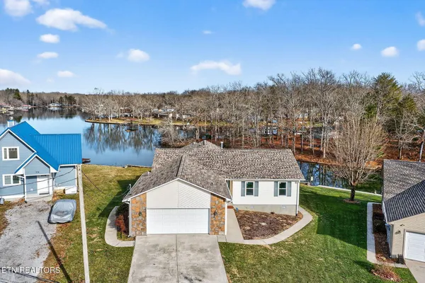a view of a houses with yard