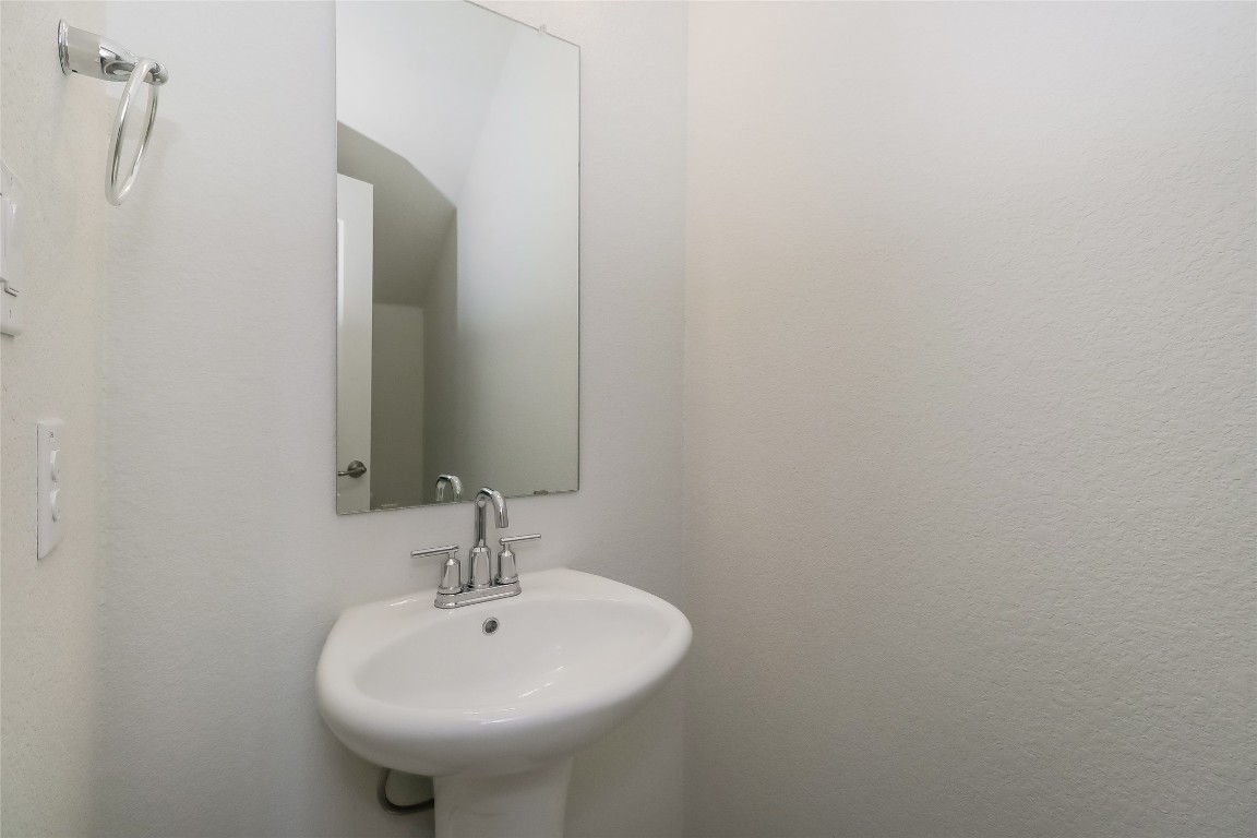 530 Ansley Court Taylor, TX 76574 - Photo 23 of 31 View of bathroom