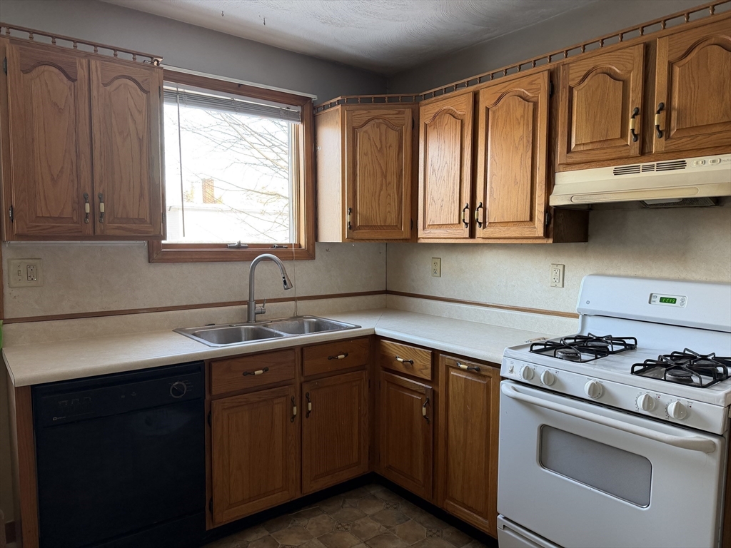 346 Lovell Street, Unit 3 Worcester, MA 01602 - Photo 2 of 8