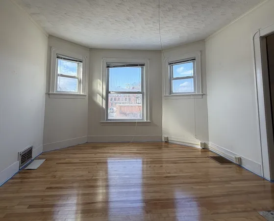 $2,400 | 346 Lovell Street, Unit 3, Worcester, MA 01602