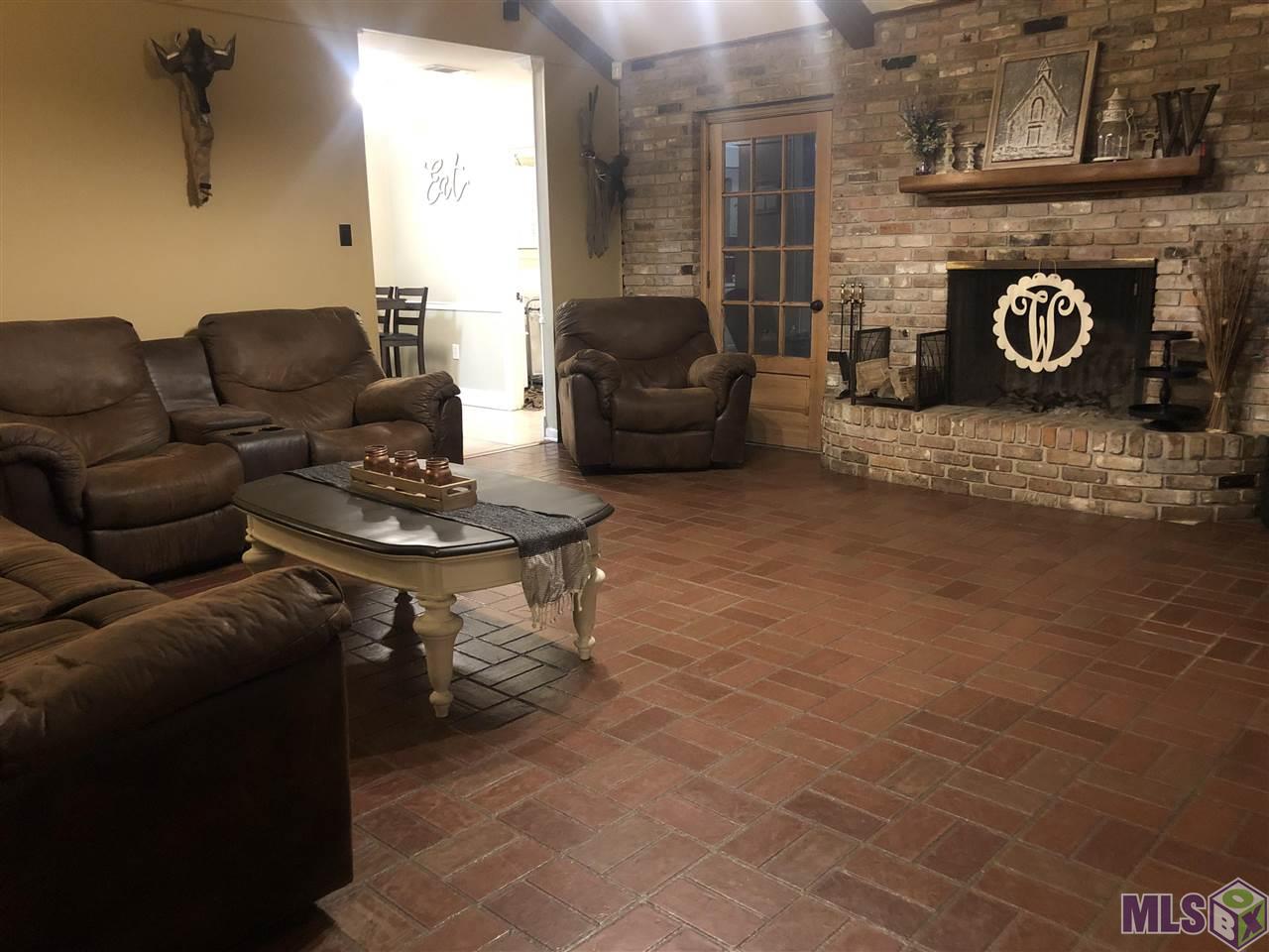 35094 Perkins Road Denham Springs, LA 70706 - Photo 5 of 16 Living Room