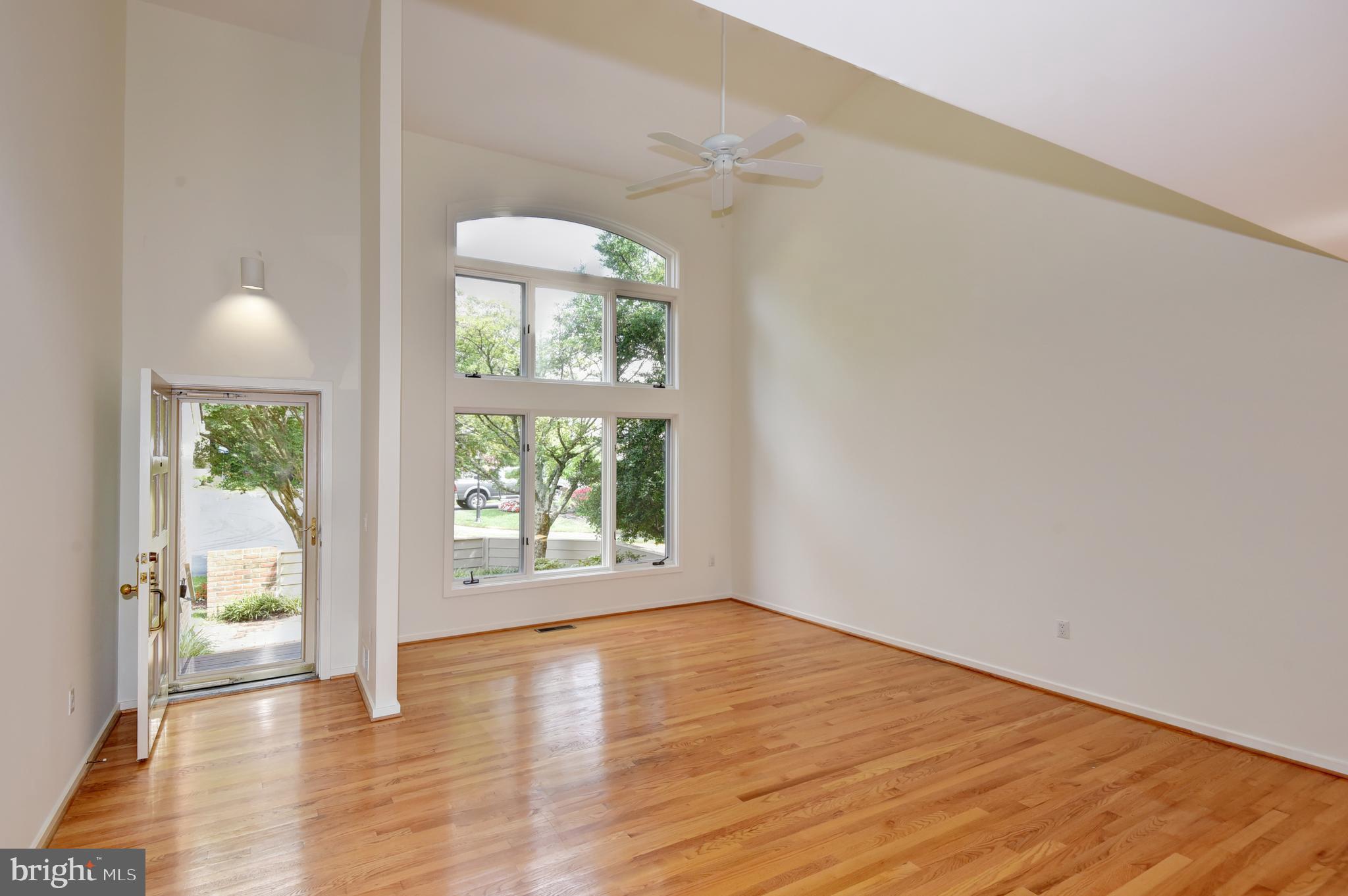 11571 Hemingway Drive Reston, VA 20194 - Photo 6 of 41