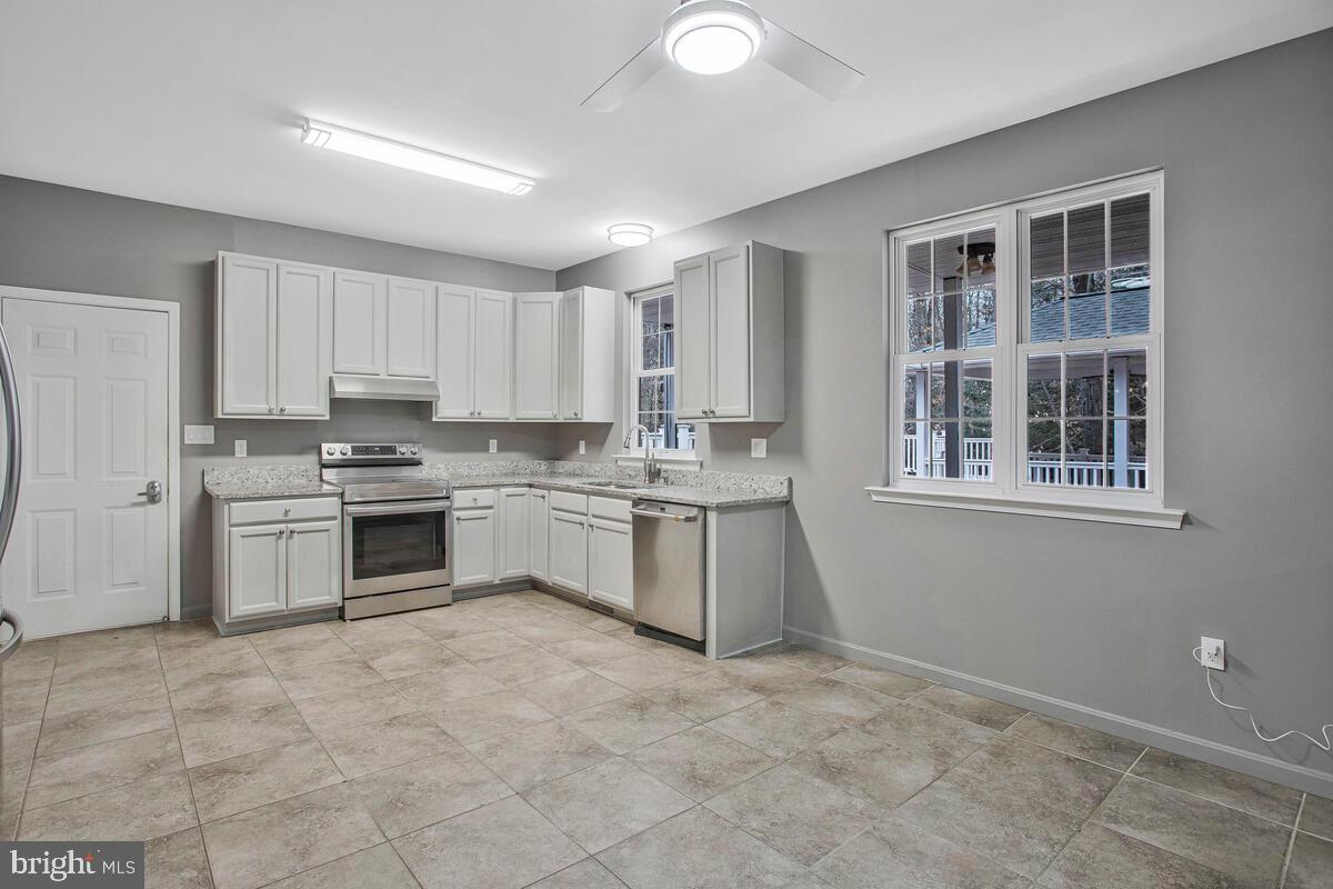 2775 Scientists Cliffs Road Port Republic, MD 20676 - Photo 16 of 54 a kitchen with a stove a sink and a refrigerator