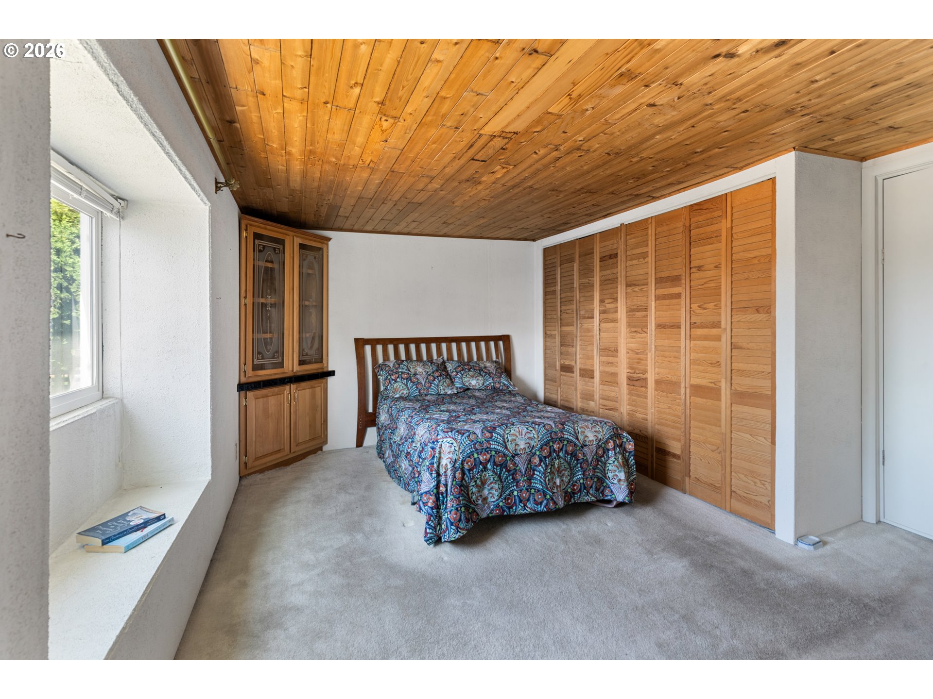 29538 Bridge Road Hermiston, OR 97838 - Photo 18 of 46 a spacious bedroom with a bed and a window