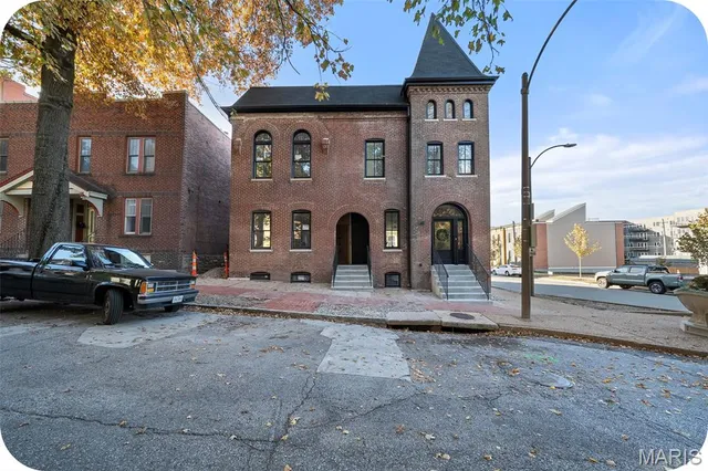 $839,900 | 1201 MacKay Place, St. Louis, MO 63104