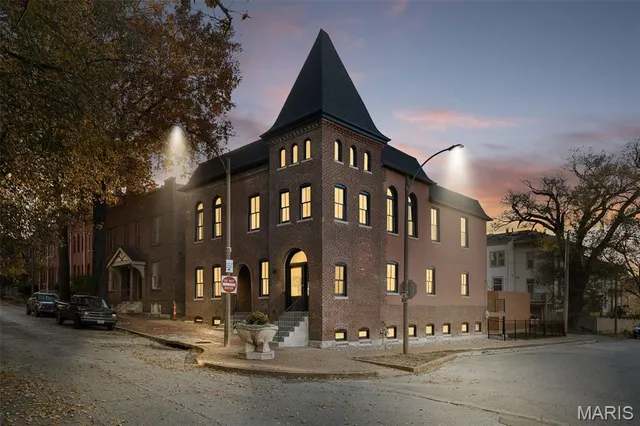 $839,900 | 1201 MacKay Place, St. Louis, MO 63104