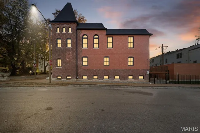 $839,900 | 1201 MacKay Place, St. Louis, MO 63104