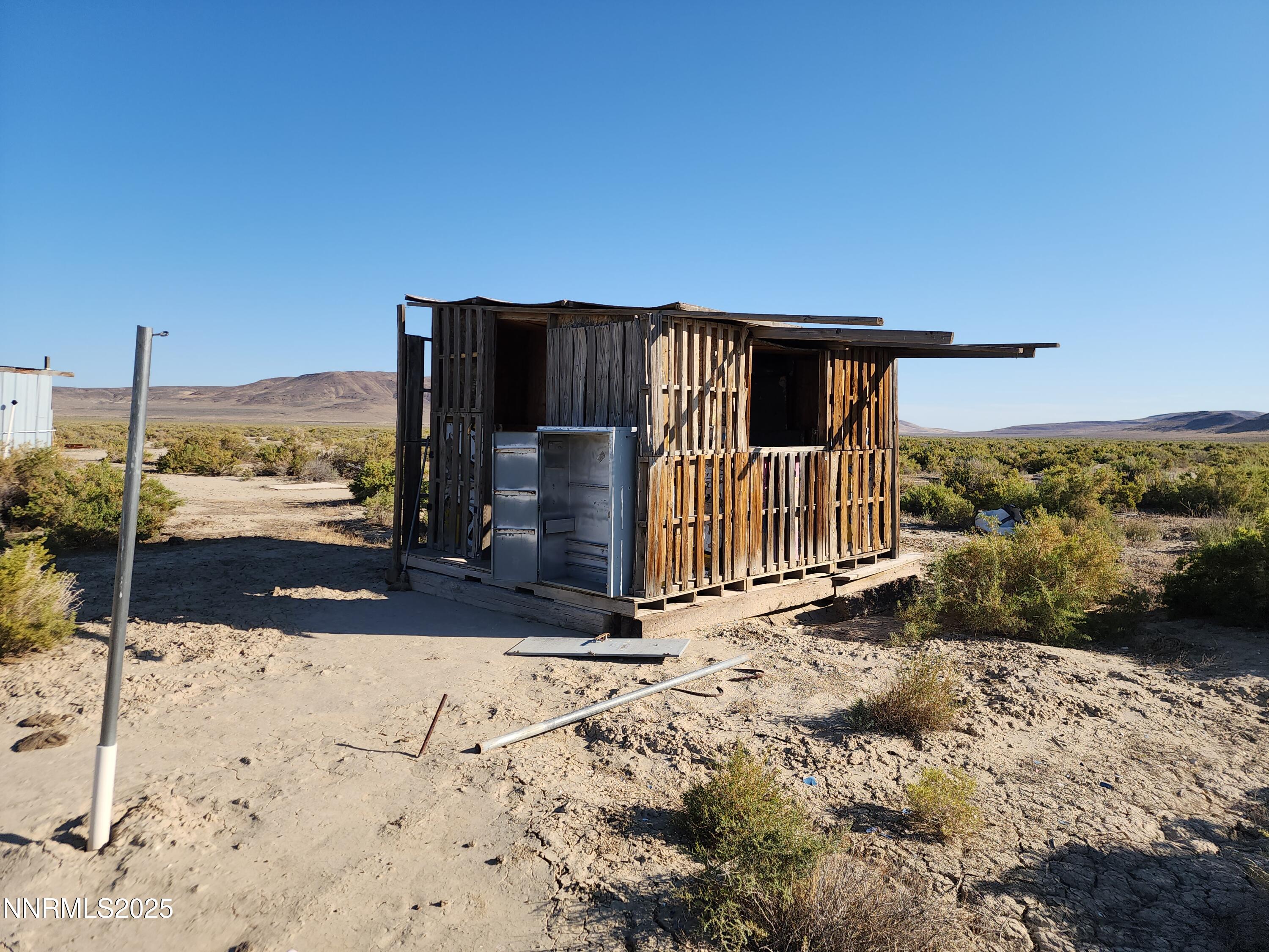 1385 Rancho Lane, Unit OUT IN HONEY LAKE BASIN ON NV SIDE Reno, NV 89510 - Photo 7 of 47 a view of a backyard of the house