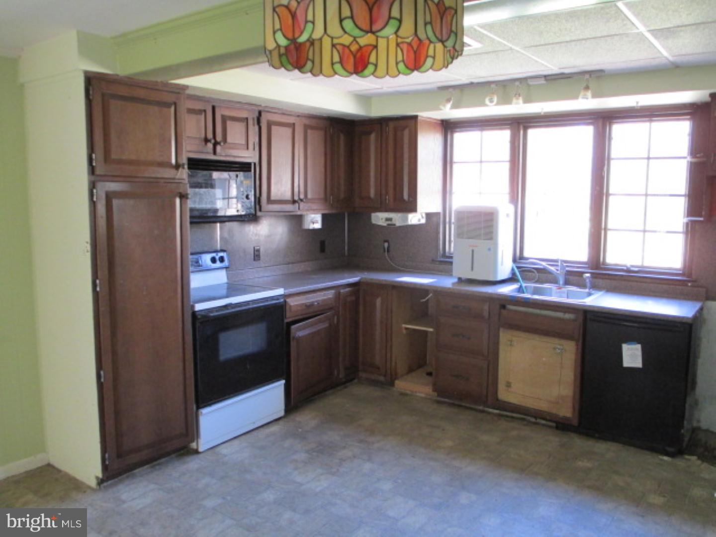 1069 Eagle Road Huntingdon Valley, PA 19006 - Photo 14 of 21 Kitchen