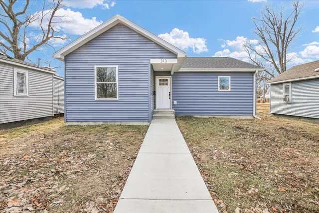 $179,900 | 313 East Overton Street, Tuscola, IL 61953