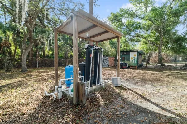 a view of a house with backyard