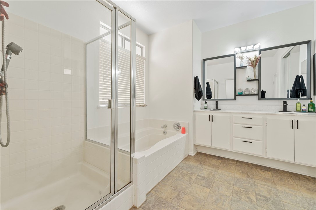 3155 Shipley Place Hemet, CA 92545 - Photo 14 of 26 a bathroom with a bathtub sink and mirror