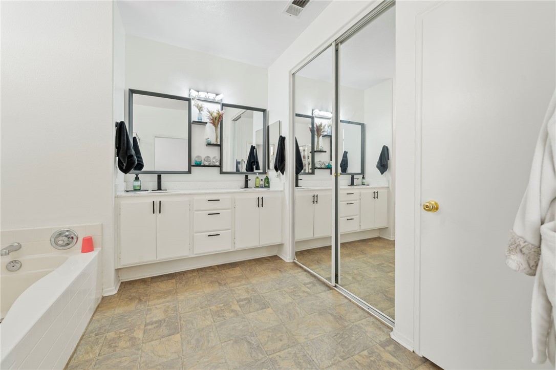 3155 Shipley Place Hemet, CA 92545 - Photo 15 of 26 a bathroom with a bathtub sink and mirror