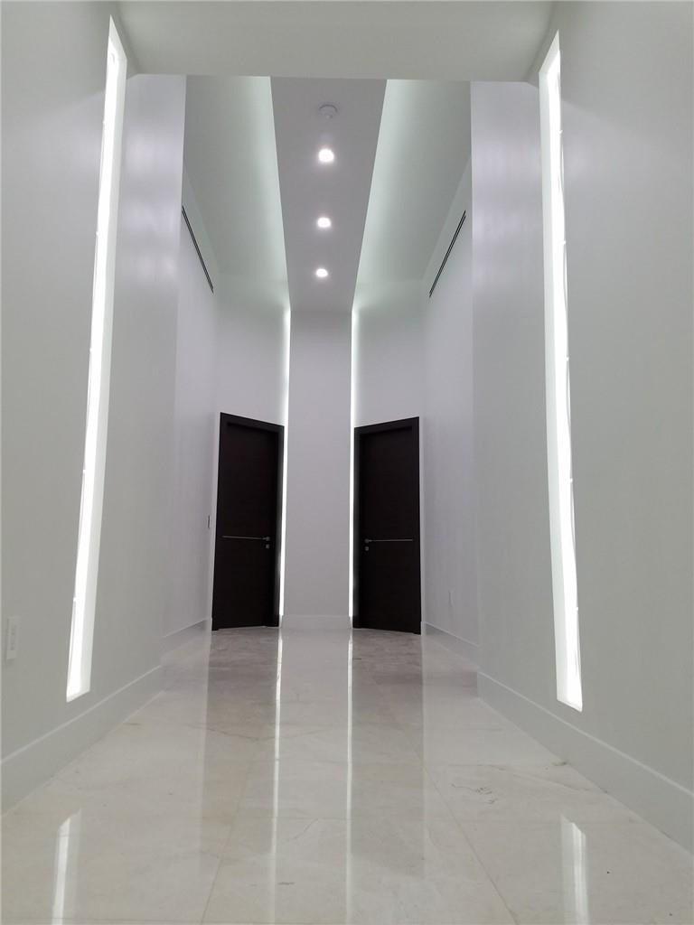 2725 Hackney Road Weston, FL 33331 - Photo 18 of 57 corridor