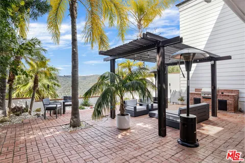 a view of outdoor space yard and porch