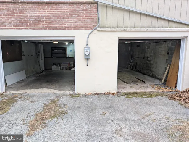 a view of backyard of the house