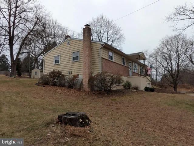 a view of a house with a backyard