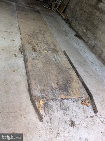 a view of a dry yard