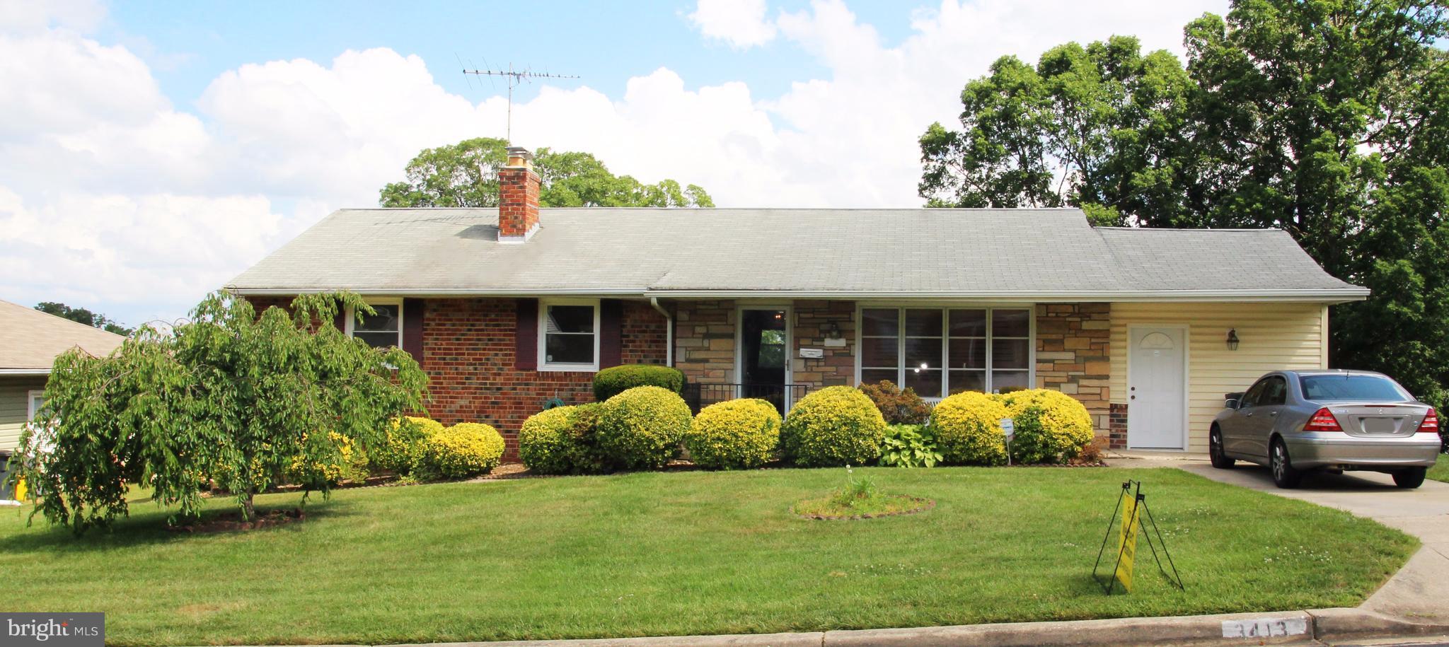 a view of a house with backyard