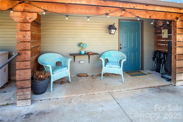 a view of a house with backyard and porch