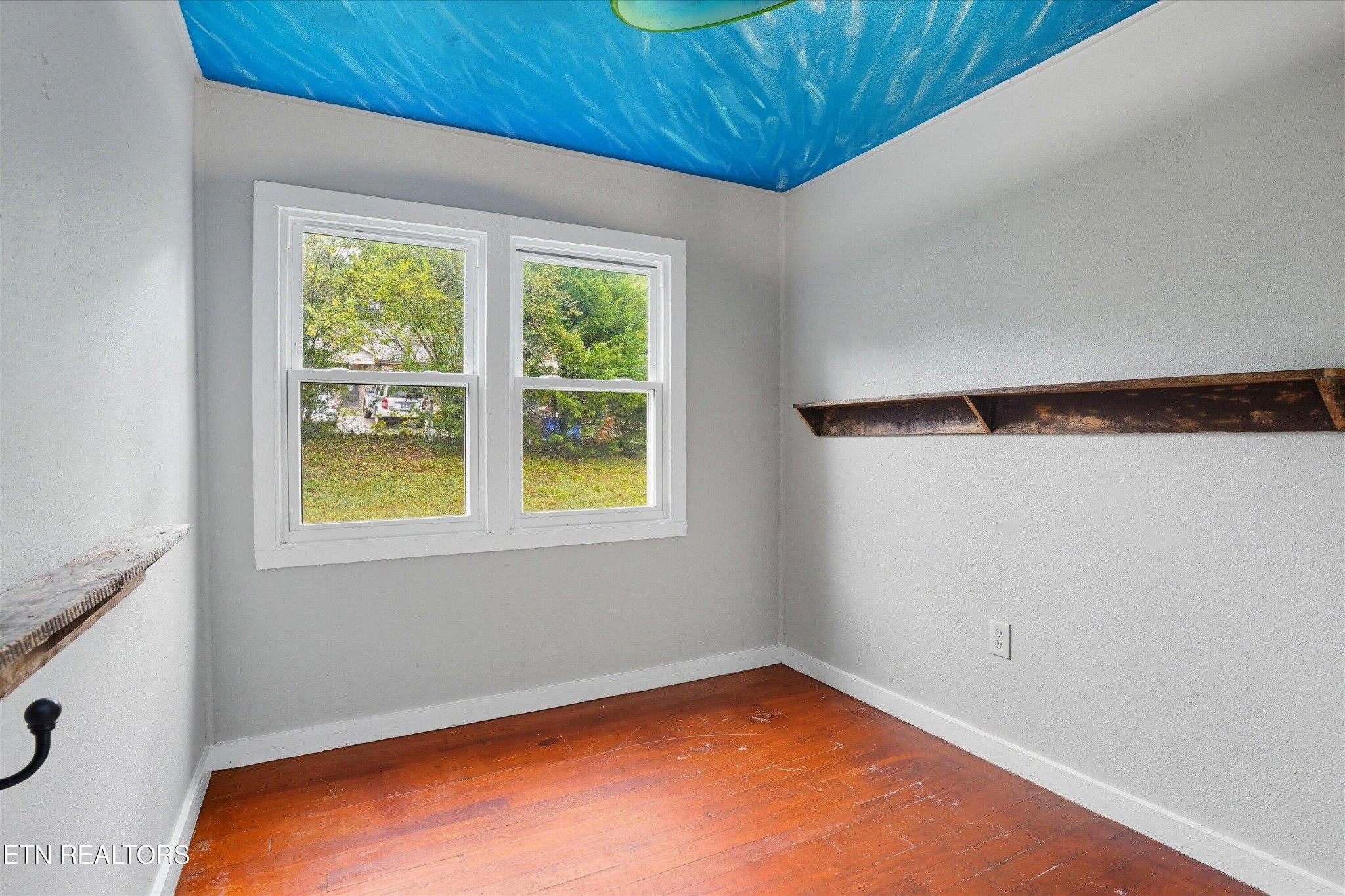 100102 Howard Lane Oak Ridge, TN 37830 - Photo 13 of 25 a view of an empty room with a window