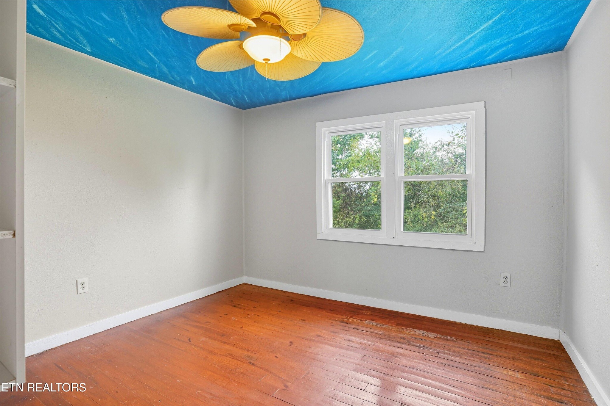 100102 Howard Lane Oak Ridge, TN 37830 - Photo 10 of 25 a view of a room with a large window